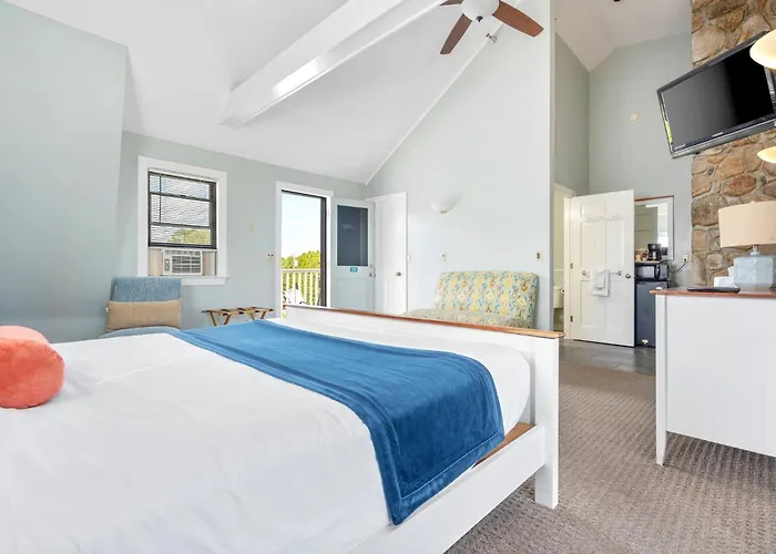 The Lighthouse Inn & Suites